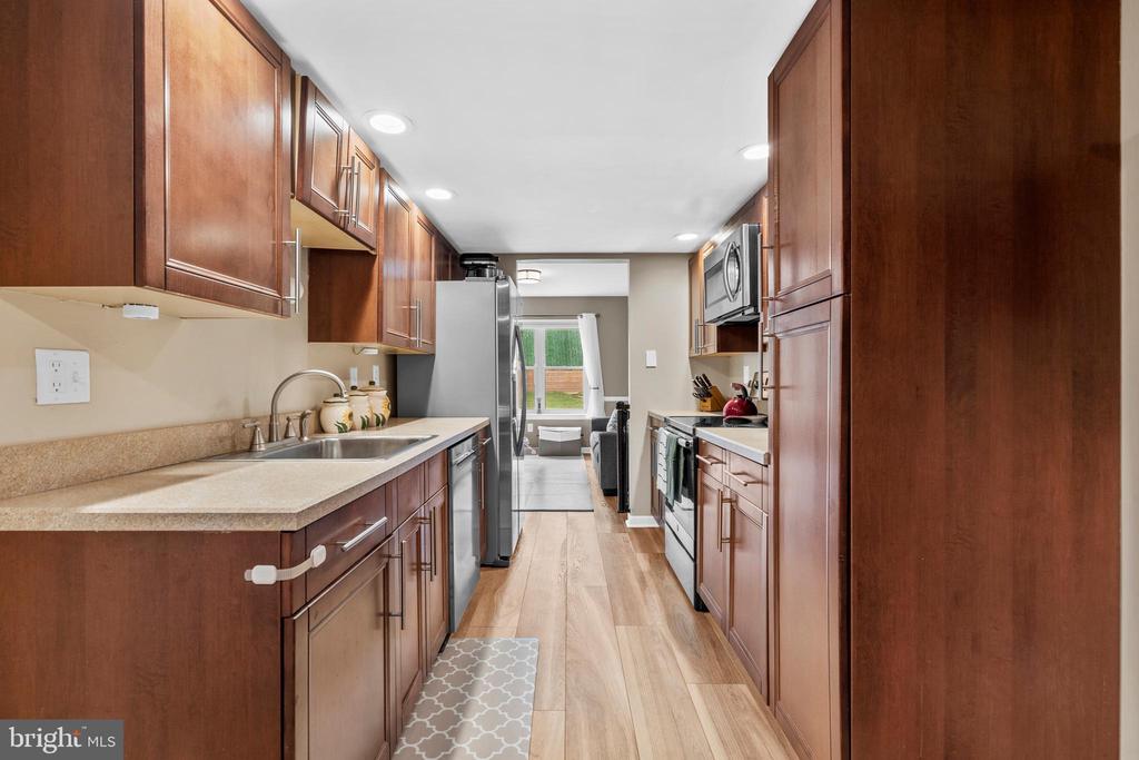 243 TAREYTON DRIVE