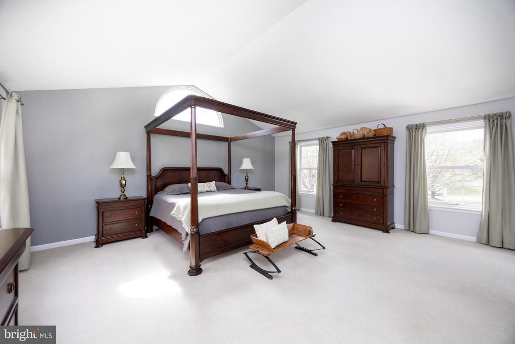 108 WOODED ACRES LANE