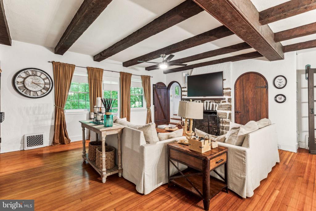 209 W Possum Hollow Rd