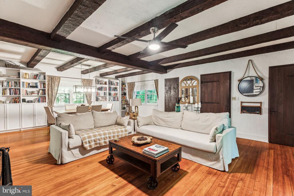 209 W Possum Hollow Rd