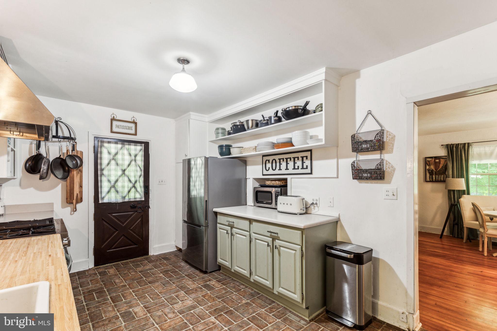 209 W Possum Hollow Rd