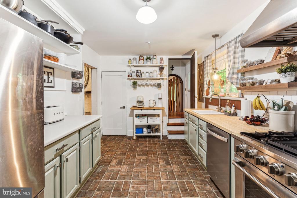 209 W Possum Hollow Rd