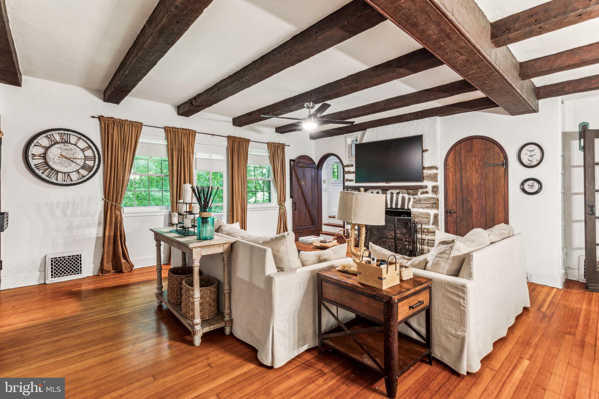 209 W Possum Hollow Rd
