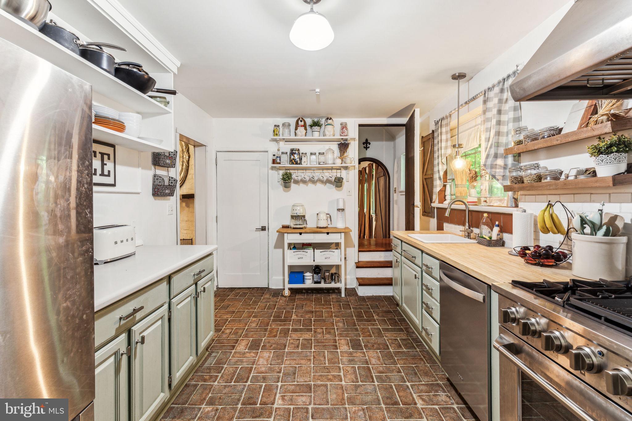 209 W Possum Hollow Rd