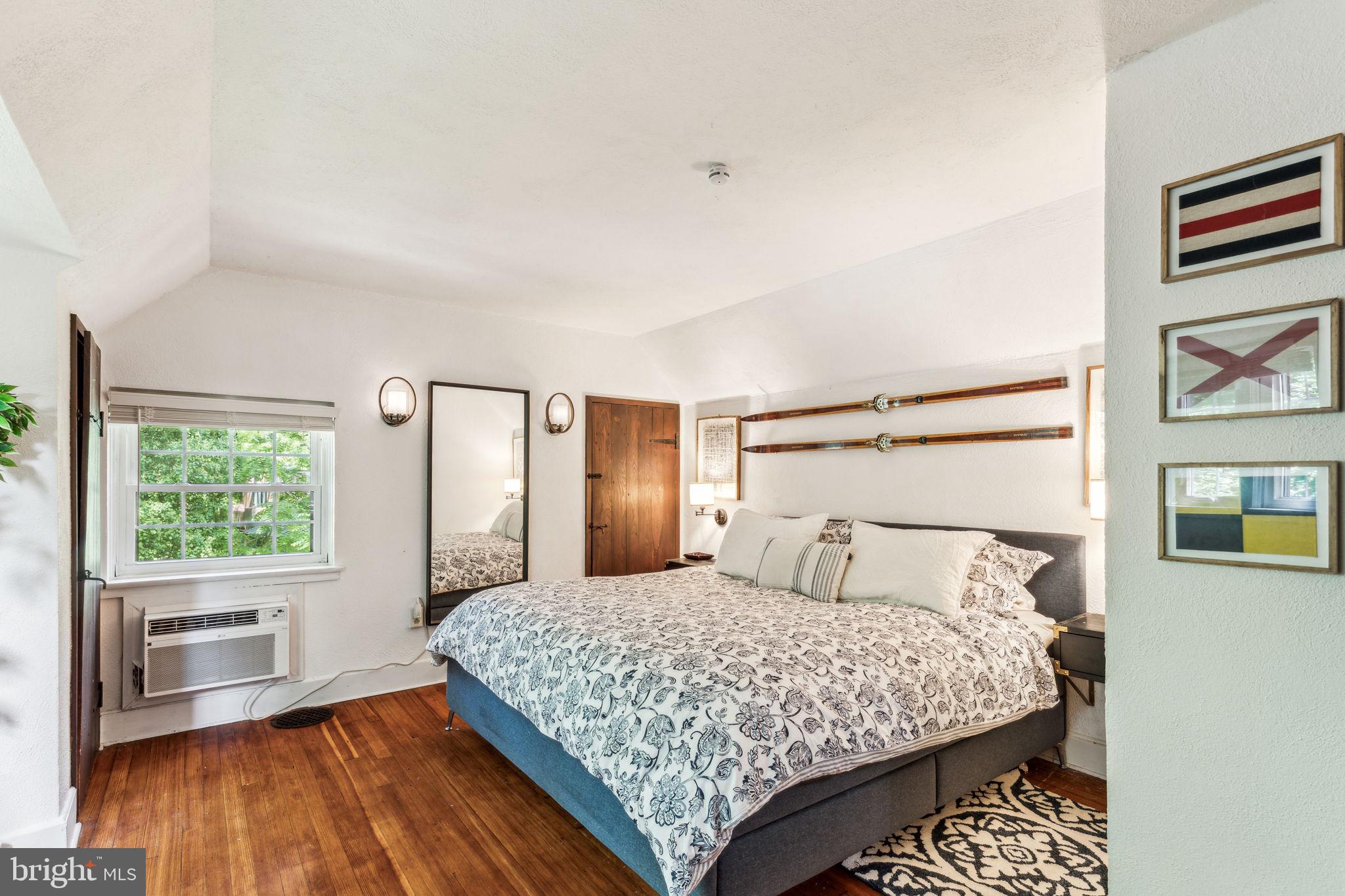 209 W Possum Hollow Rd