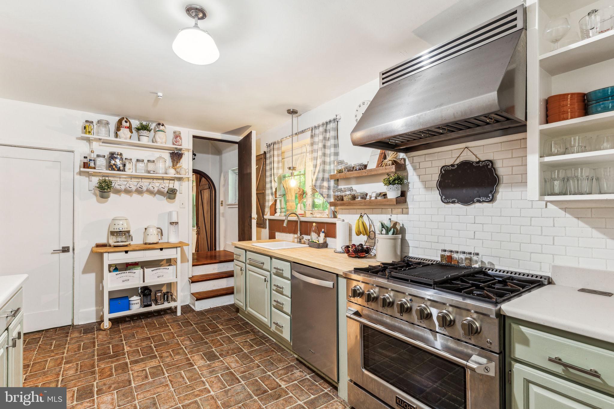 209 W Possum Hollow Rd