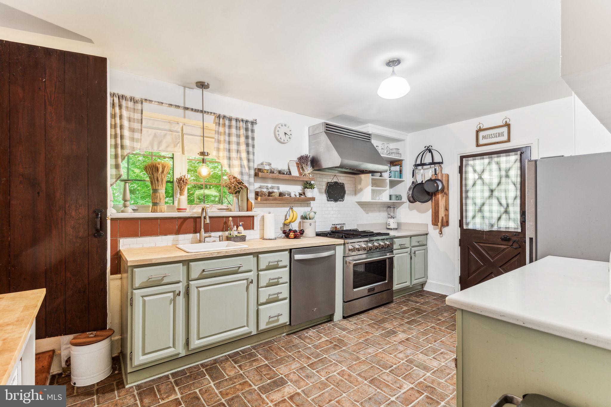 209 W Possum Hollow Rd