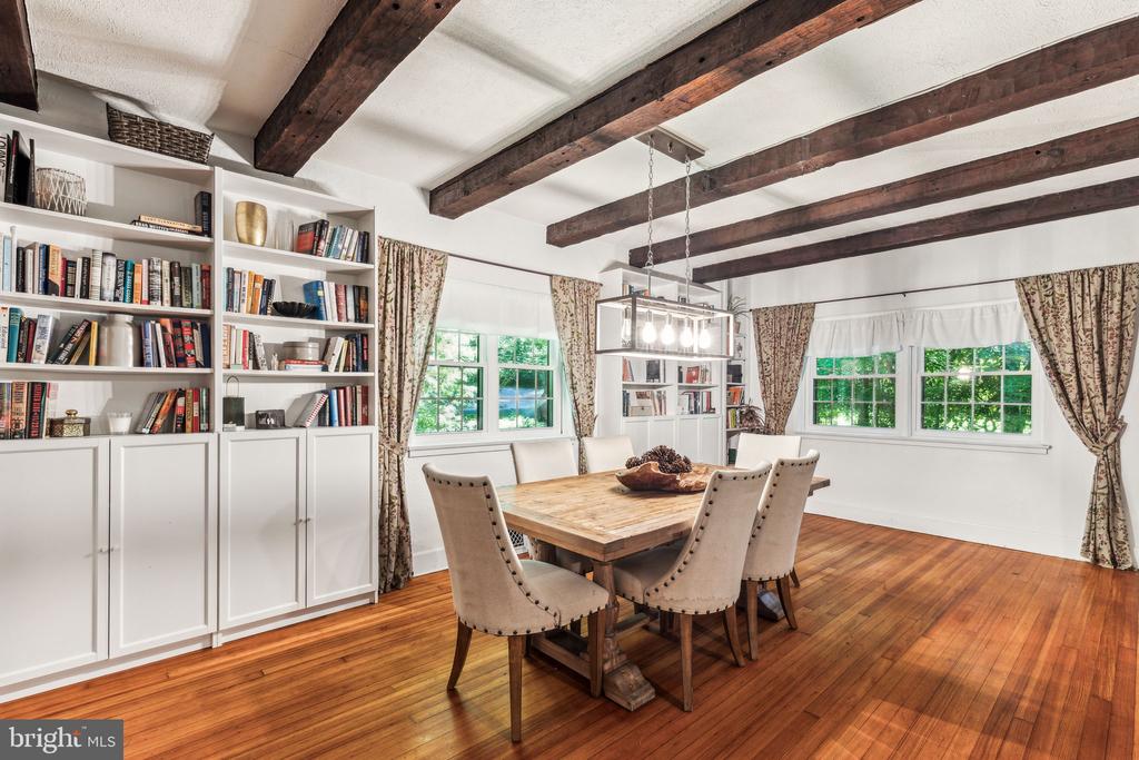 209 W Possum Hollow Rd