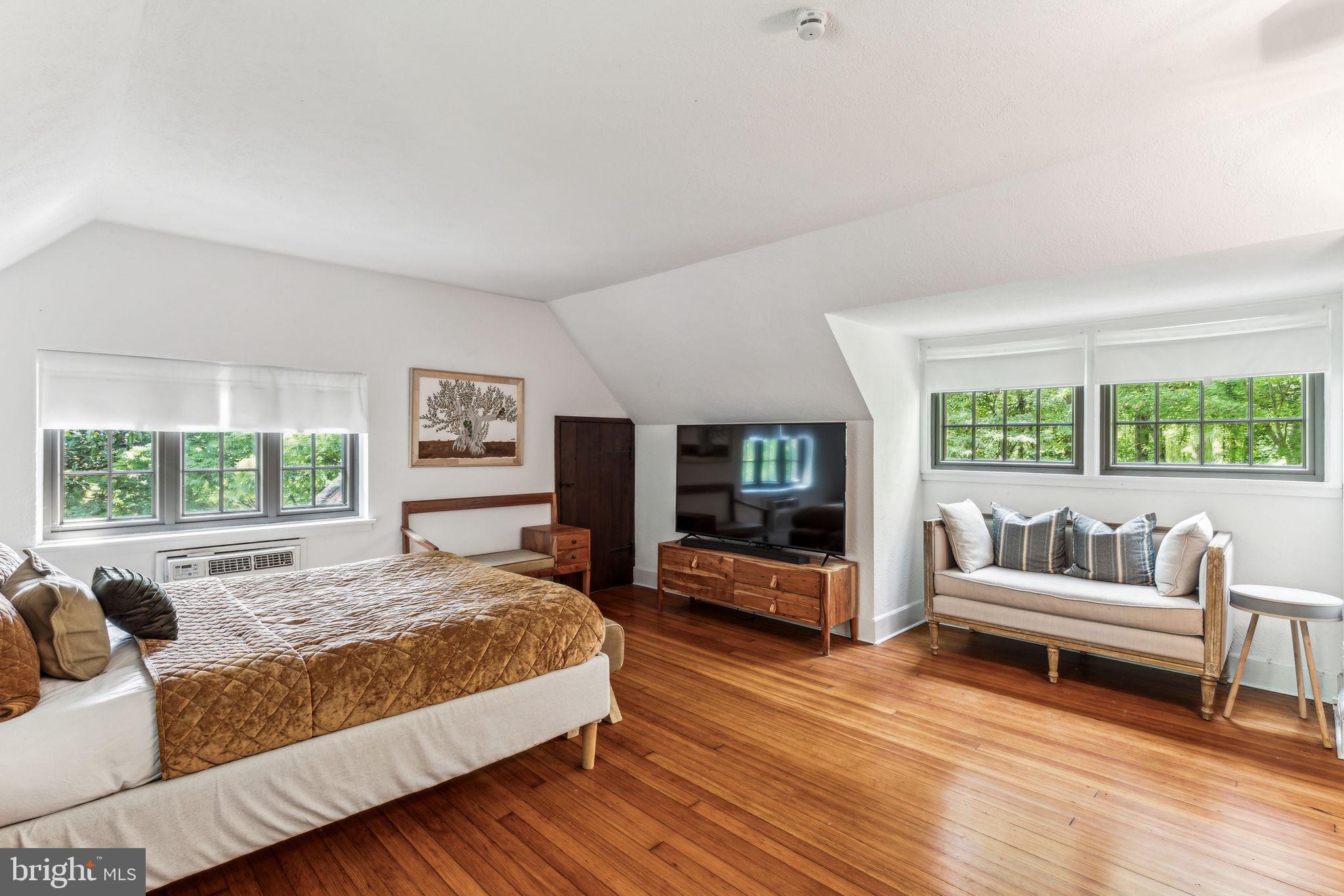 209 W Possum Hollow Rd