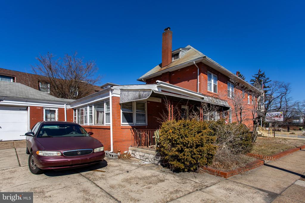 303 Sutton Ave