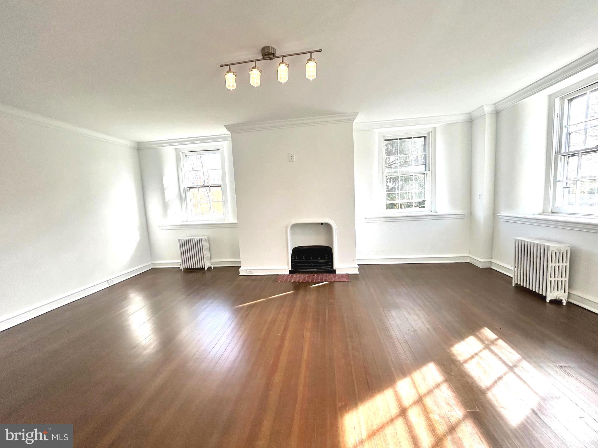 571 N NEWTOWN STREET ROAD