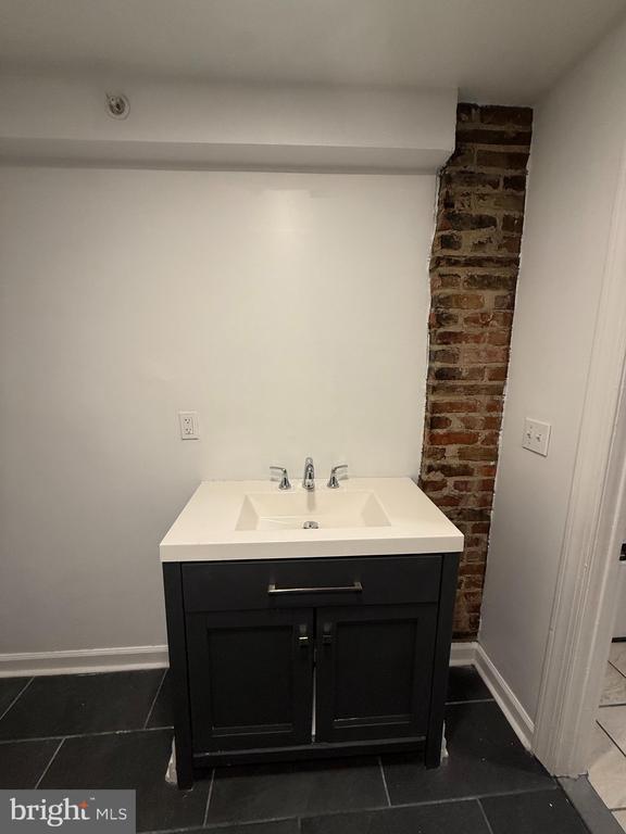 24 MARSHALL AVENUE Unit: 3