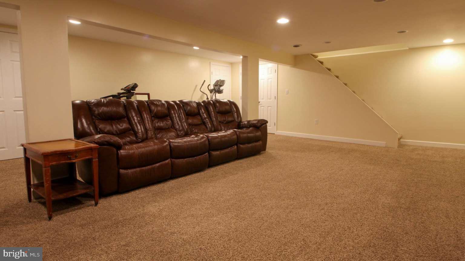 1027 Walnut Ln