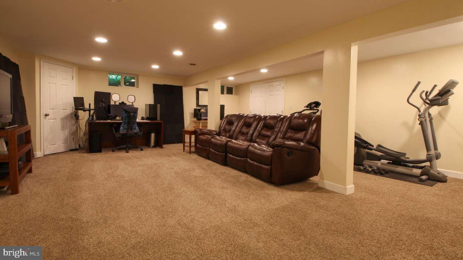 1027 Walnut Ln