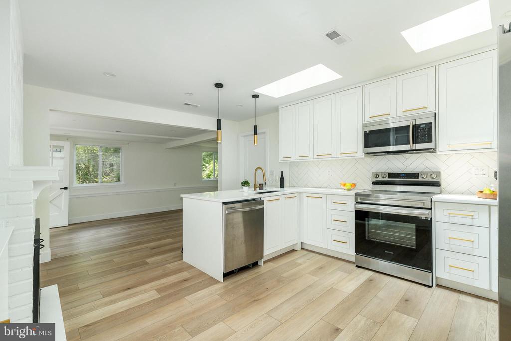 383 MAPLEWOOD RD