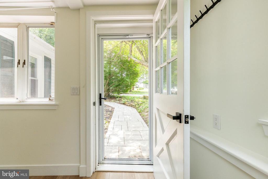 383 MAPLEWOOD RD