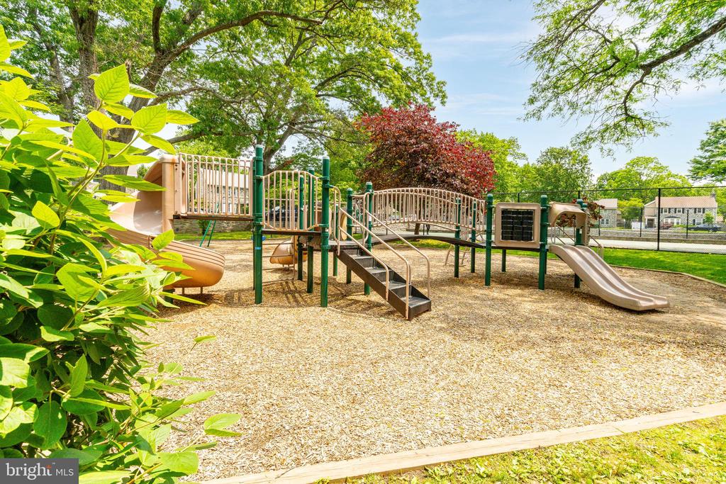 383 MAPLEWOOD RD