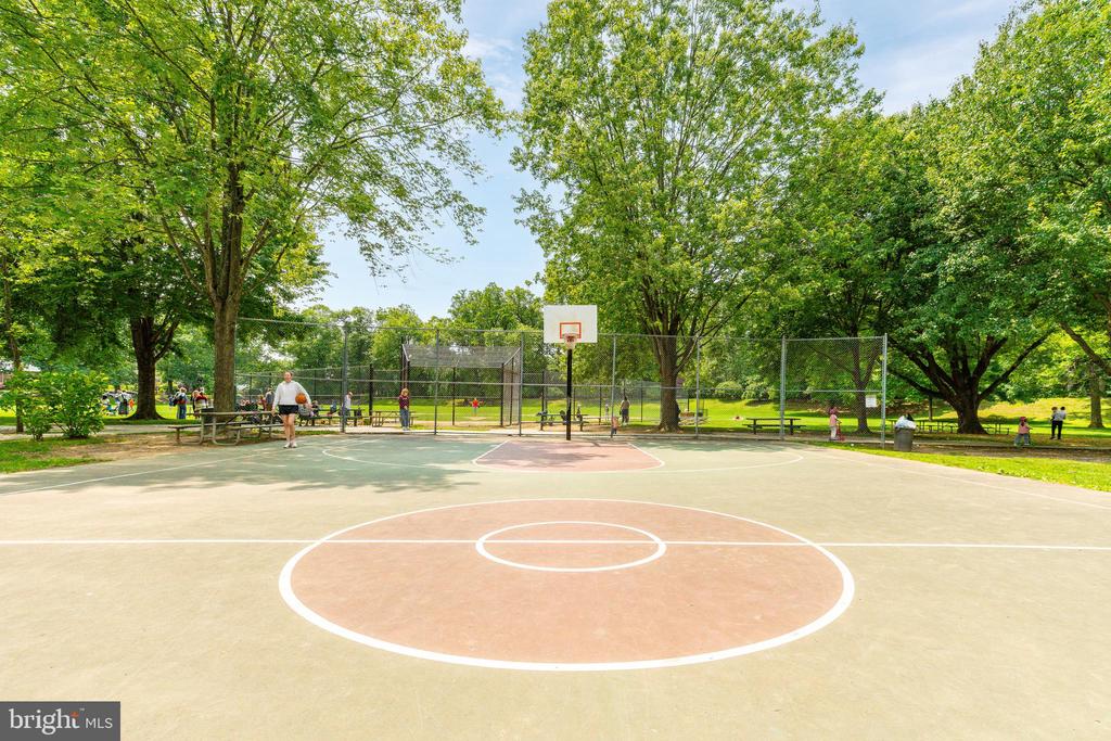 383 MAPLEWOOD RD