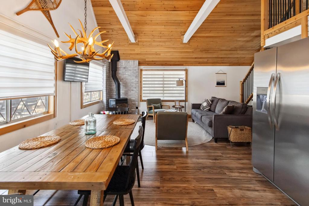 1475 LAKE LANE