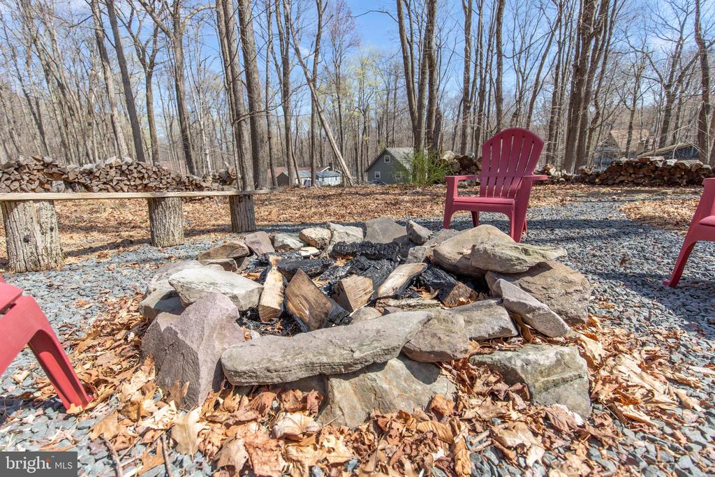 1475 LAKE LANE