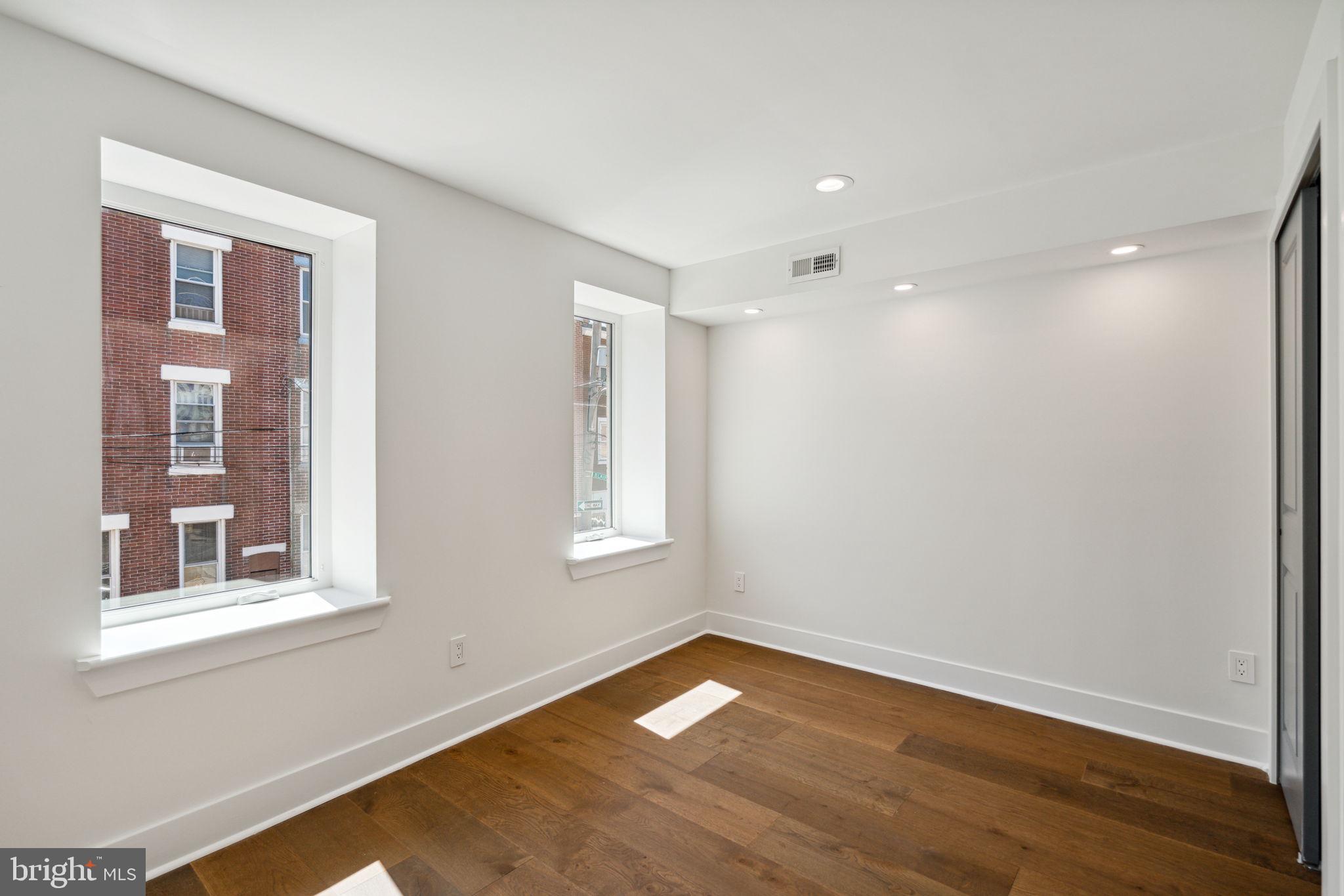 13 E Oxford St