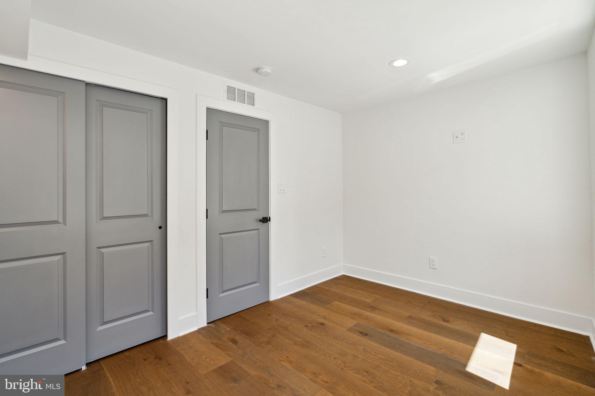 13 E Oxford St