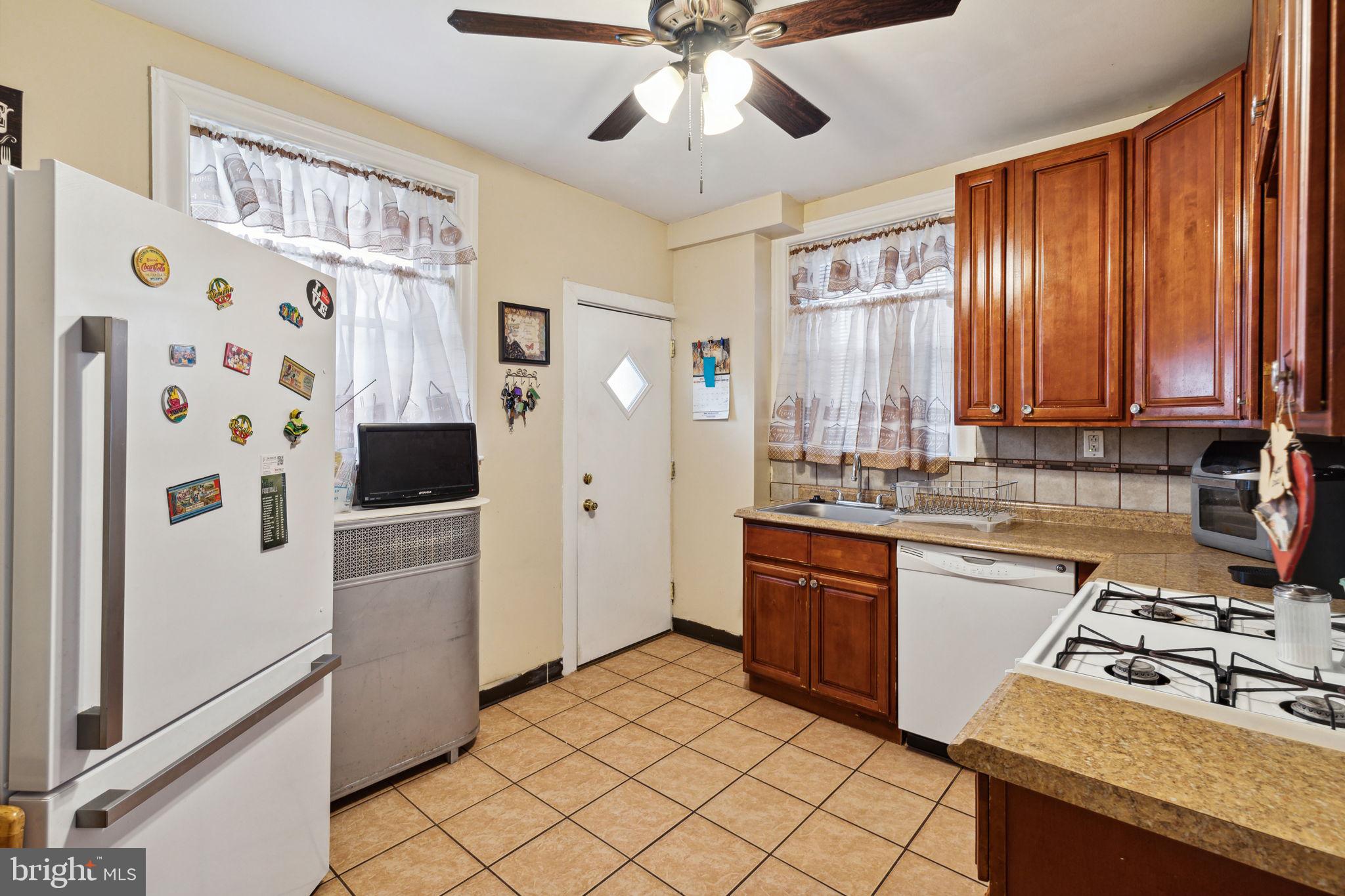 241 W Champlost St