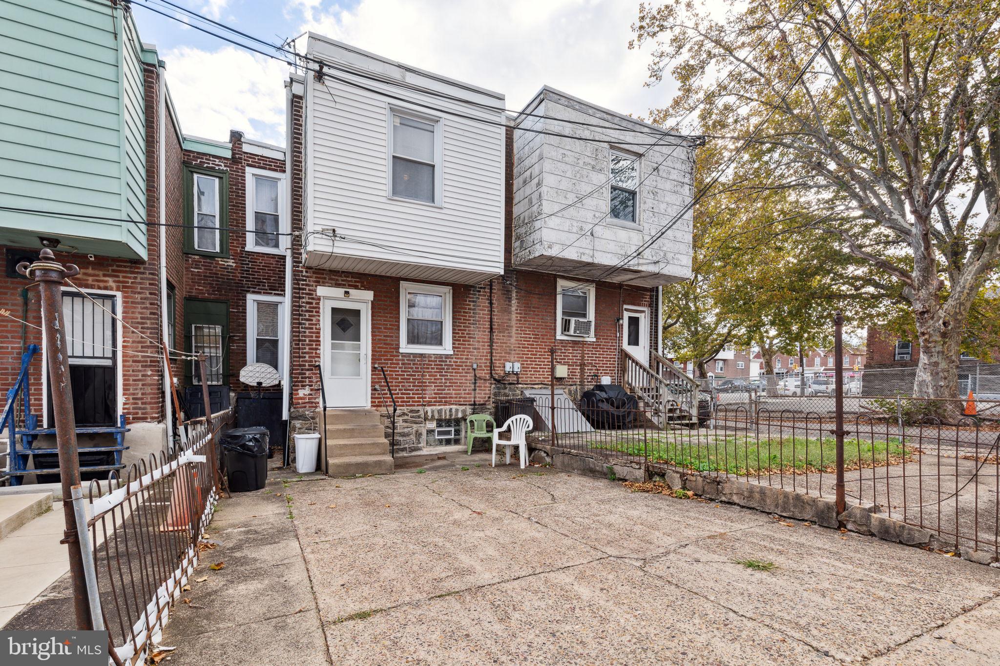 241 W Champlost St