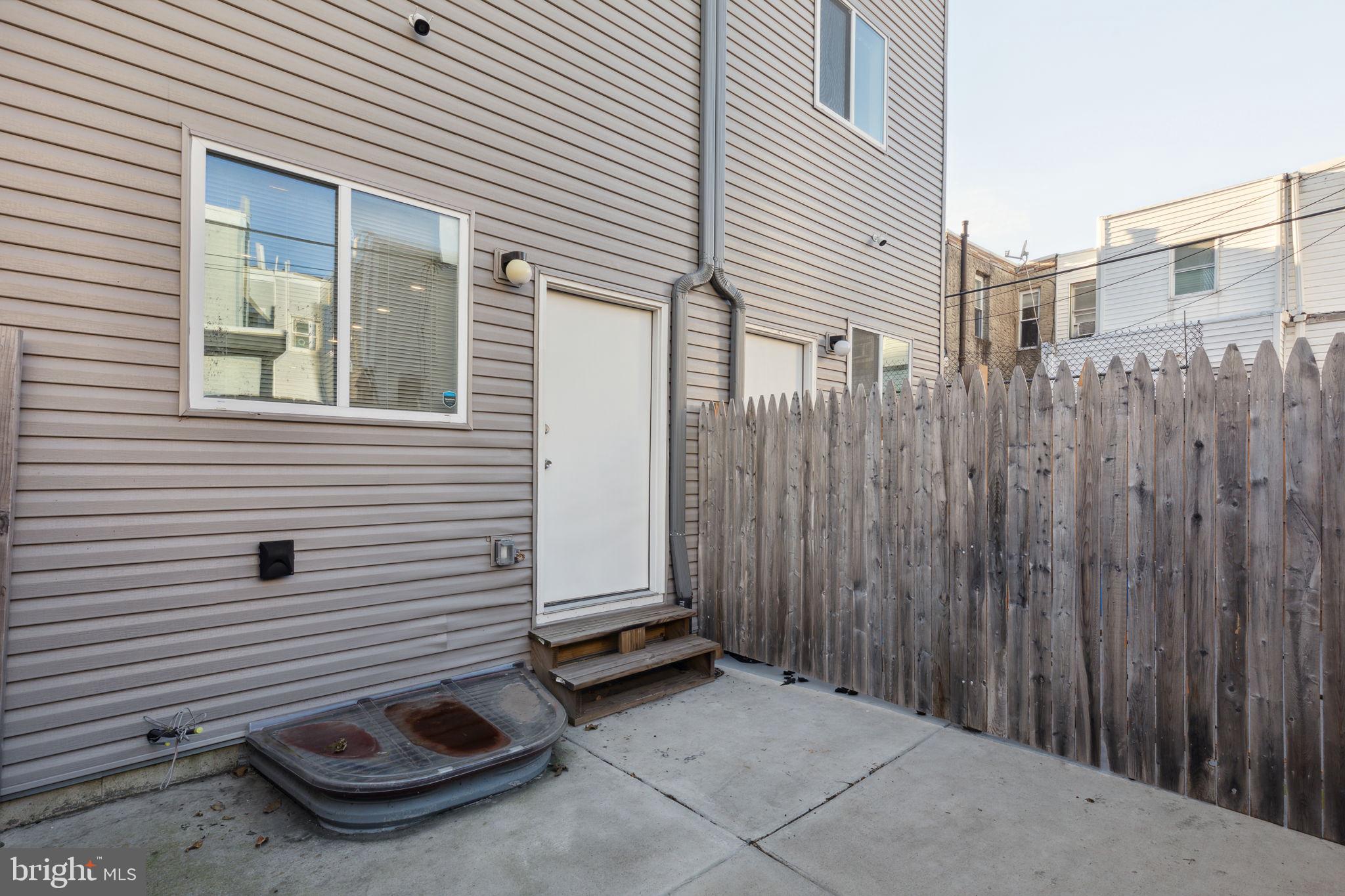 1907 E Harold St