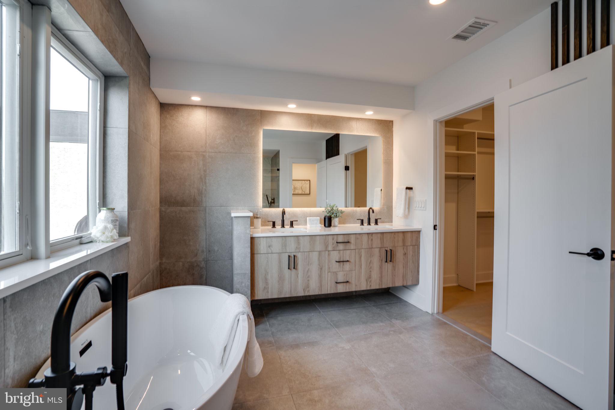 1638 Fitzwater St #Penthouse