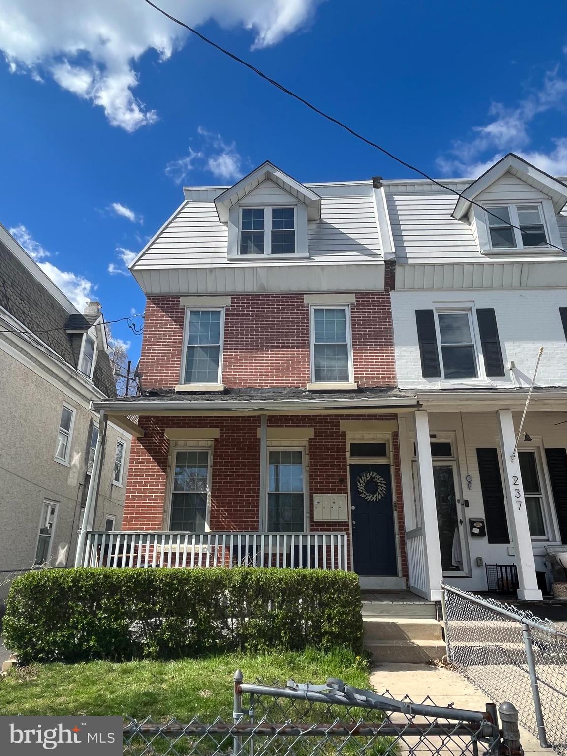 235 ROCHELLE AVE #3