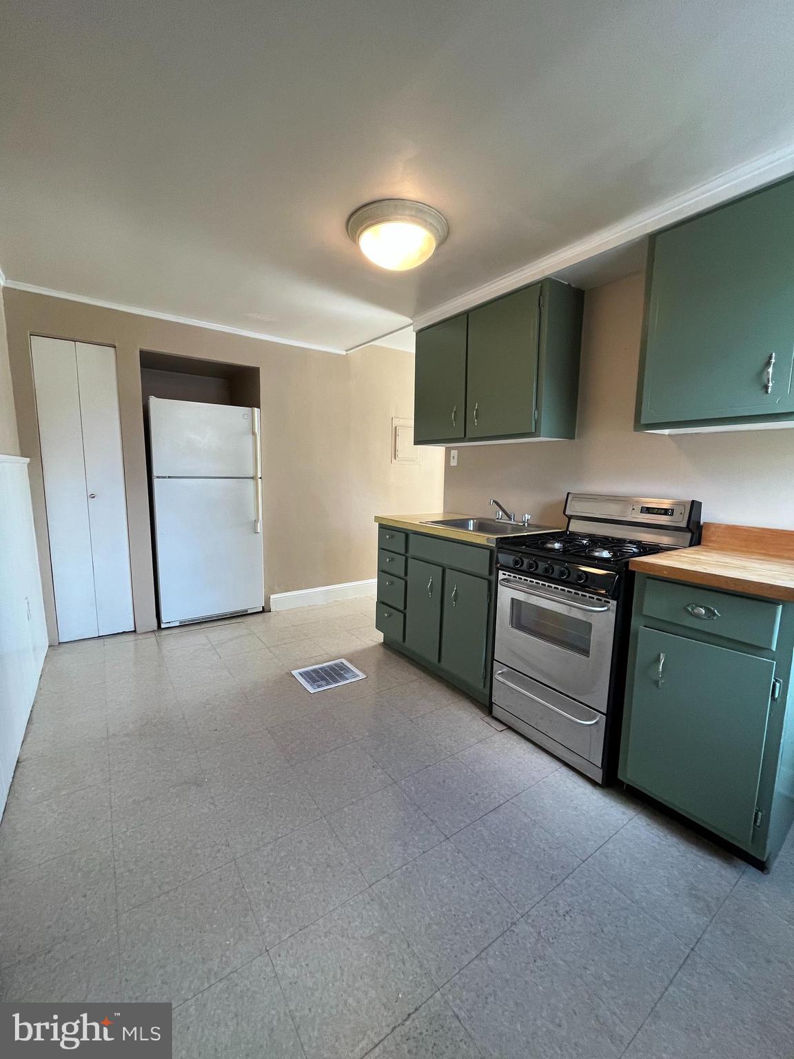 235 ROCHELLE AVE #3