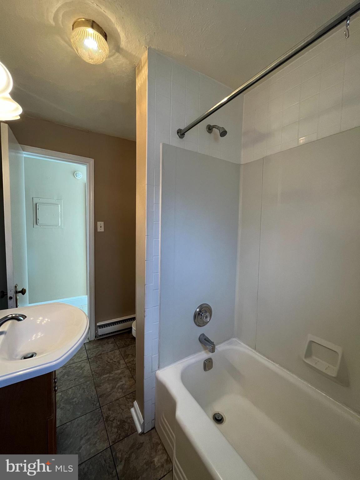 235 ROCHELLE AVE #3