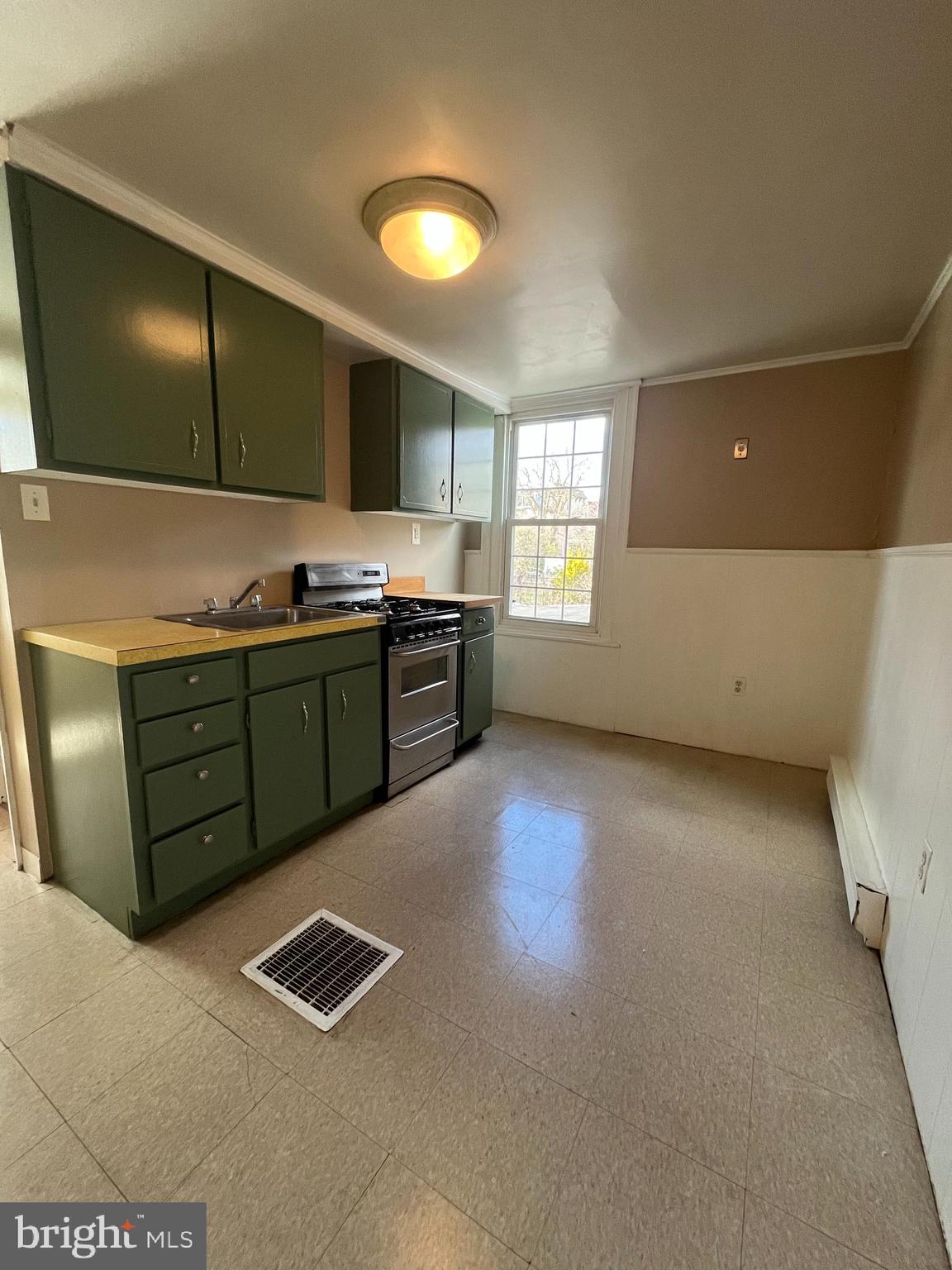 235 ROCHELLE AVE #3