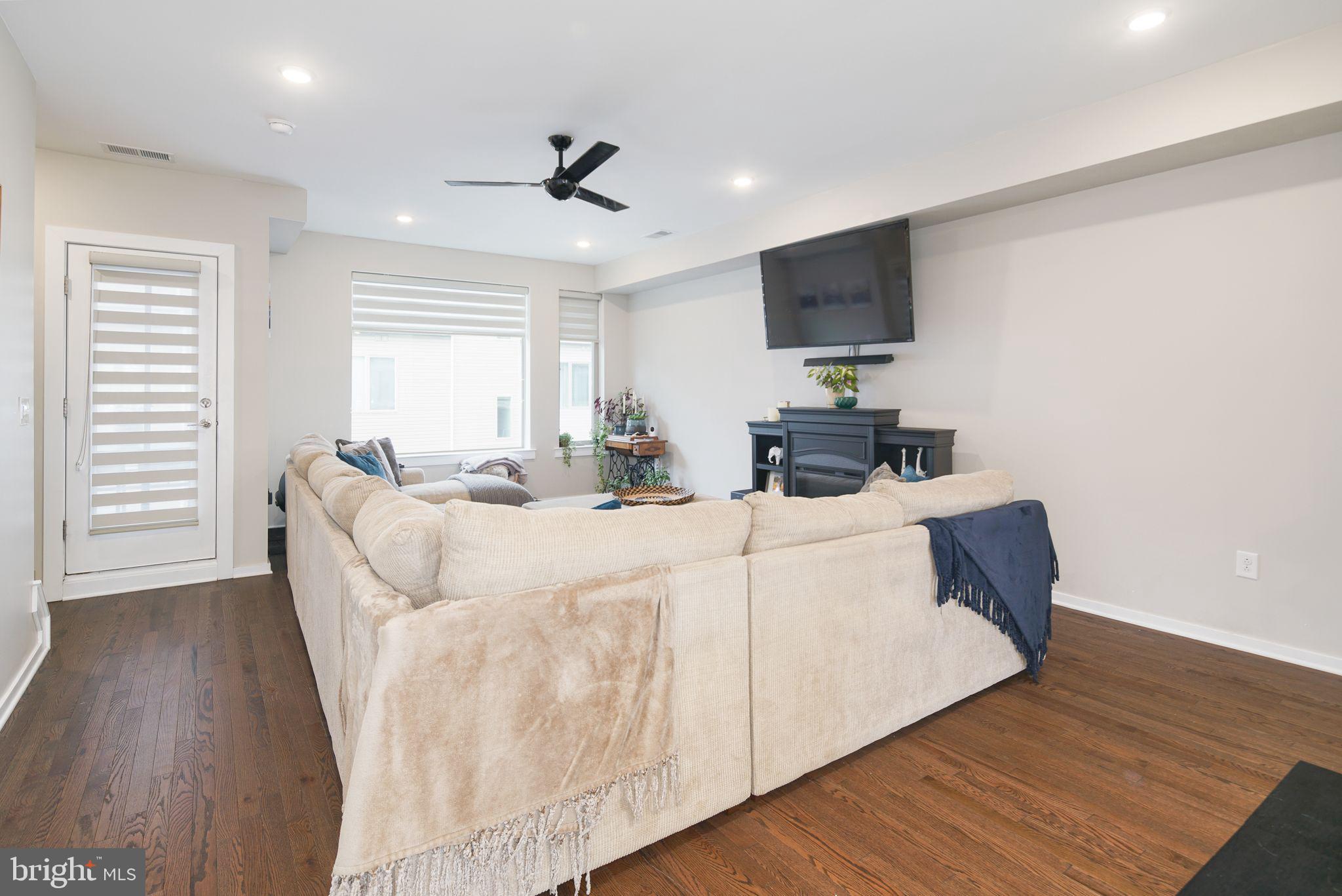 2144 KENSINGTON COURT B82
