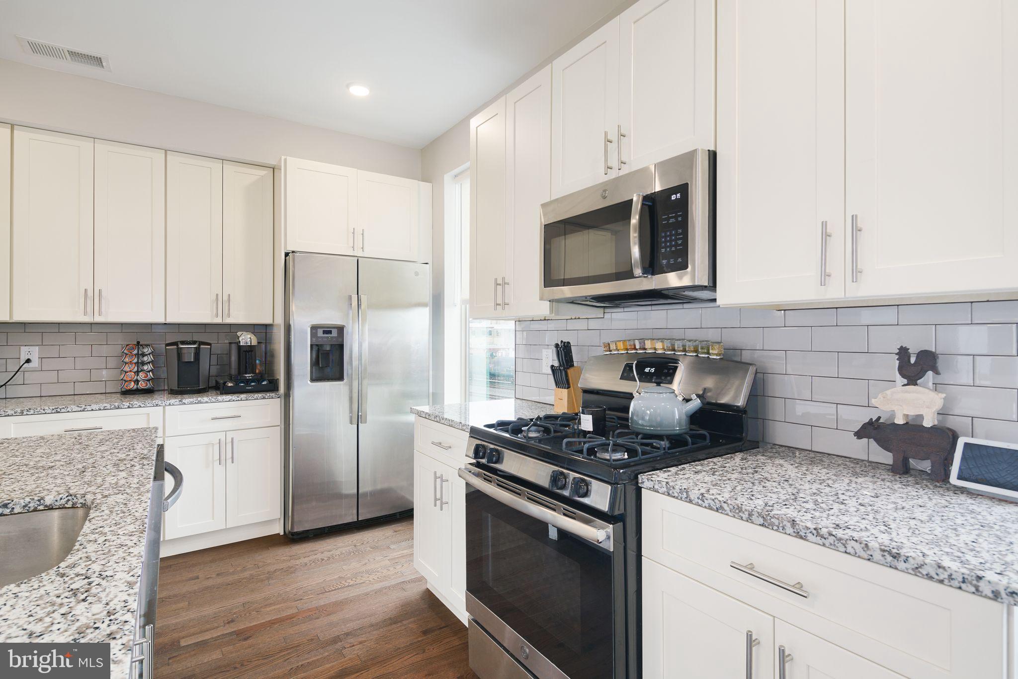 2144 KENSINGTON COURT B82