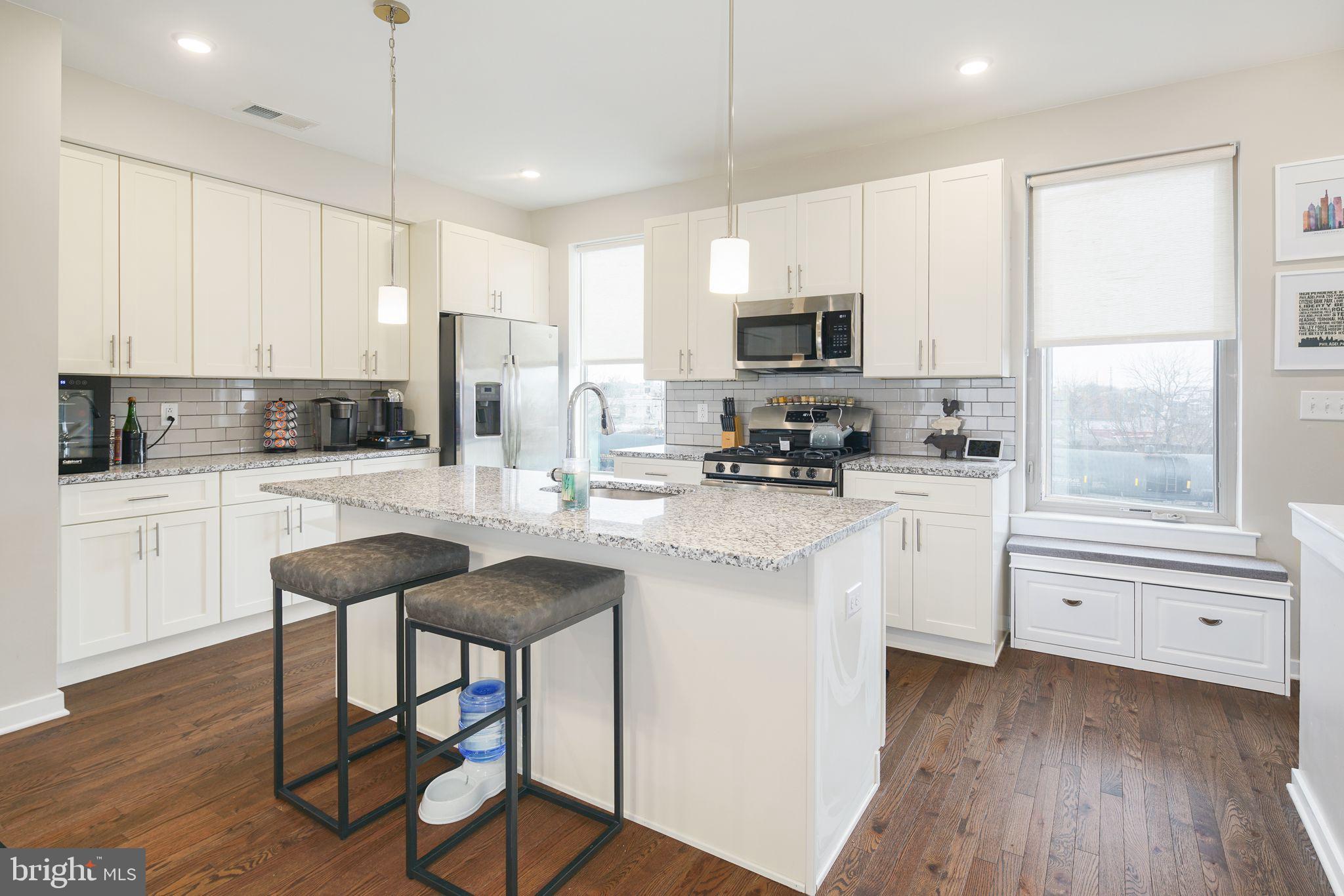 2144 KENSINGTON COURT B82