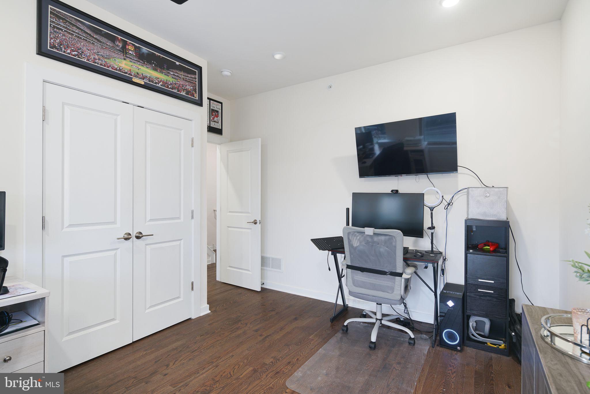 2144 KENSINGTON COURT B82