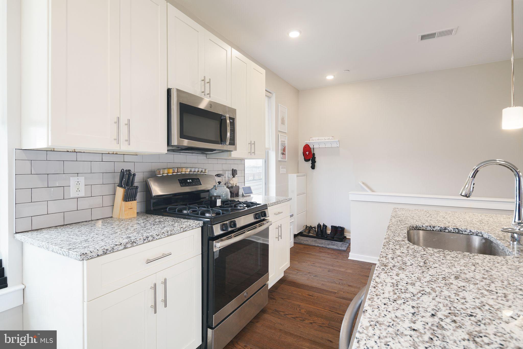 2144 KENSINGTON COURT B82