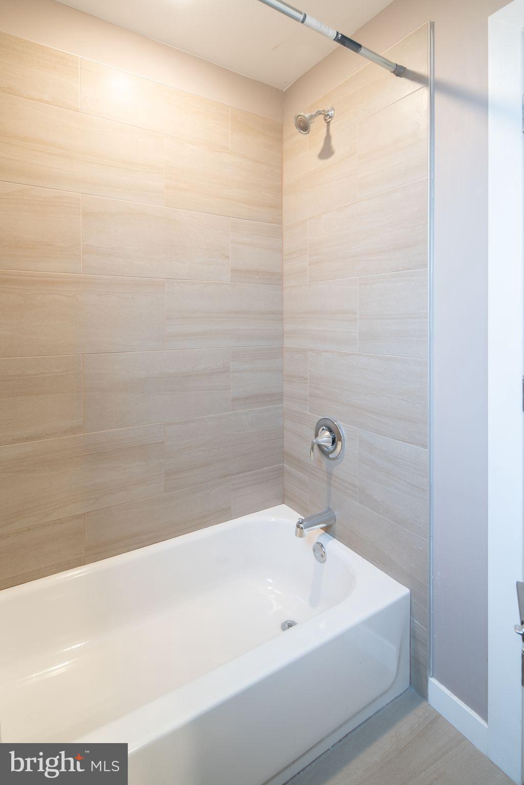 2144 KENSINGTON COURT B82