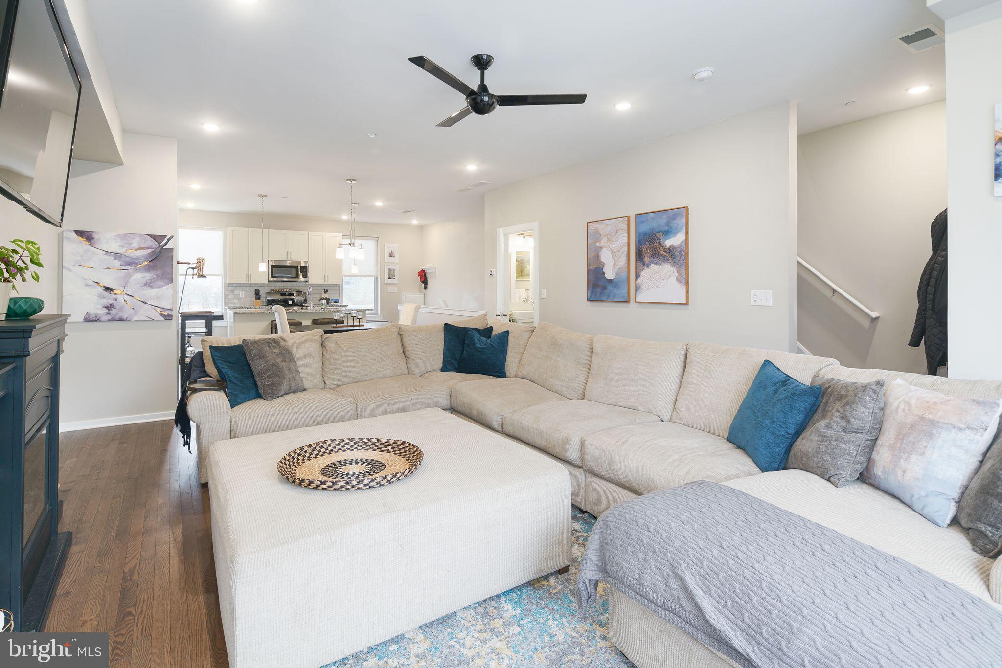 2144 KENSINGTON COURT B82