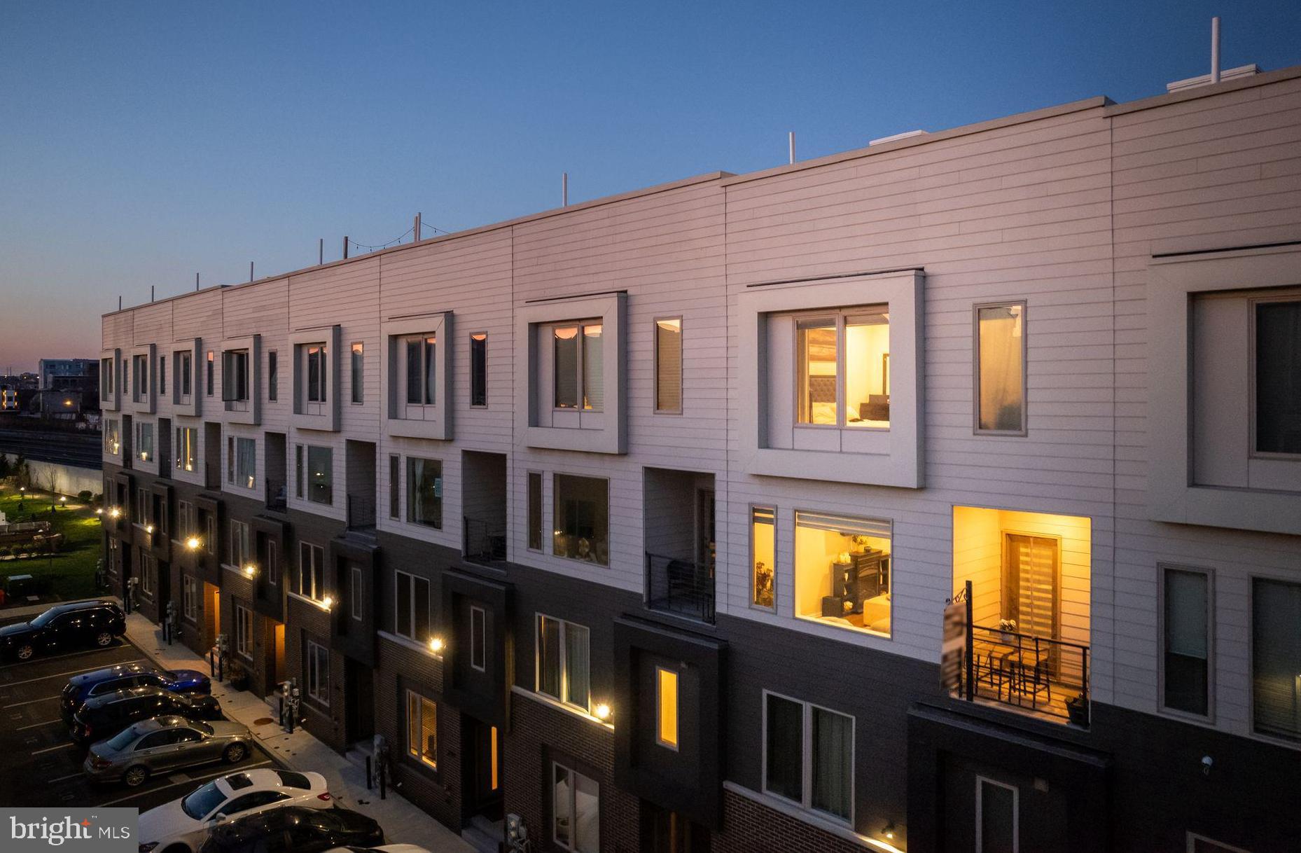 2144 KENSINGTON COURT B82