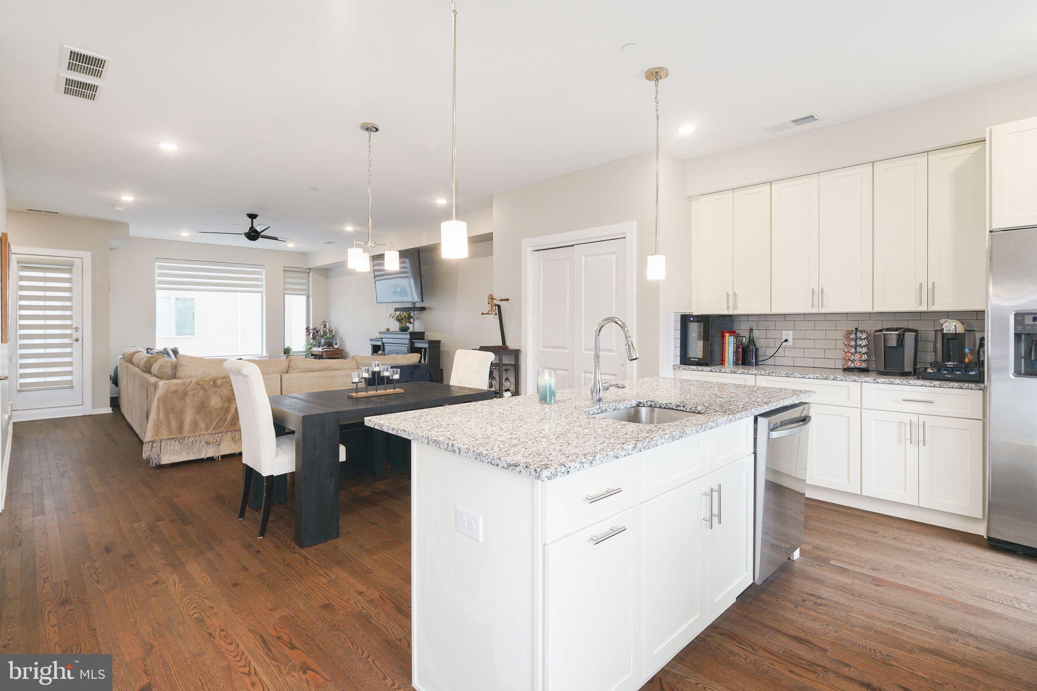 2144 KENSINGTON COURT B82