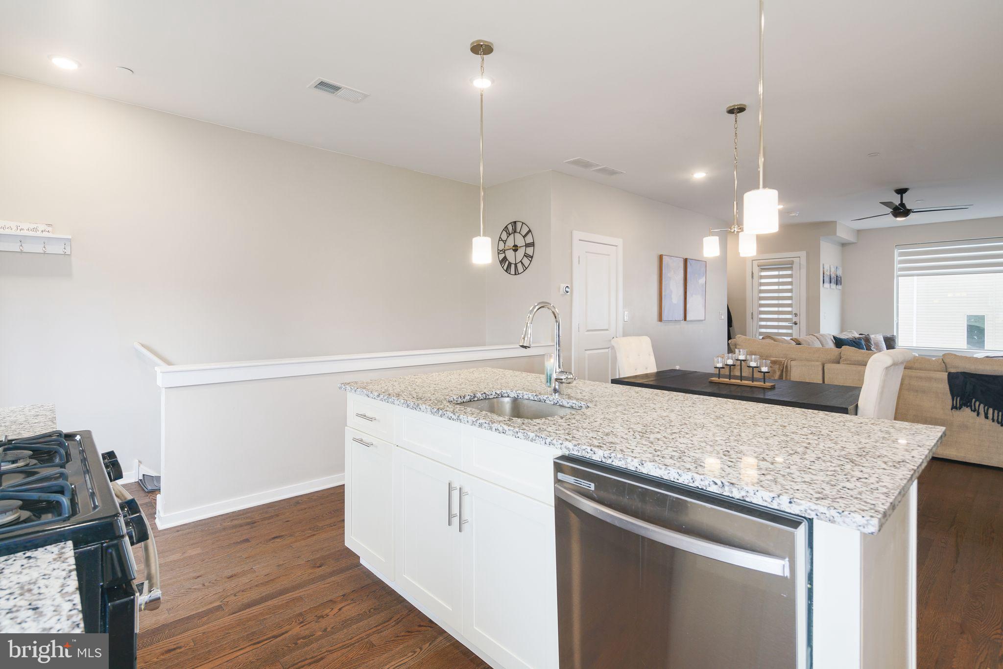 2144 KENSINGTON COURT B82