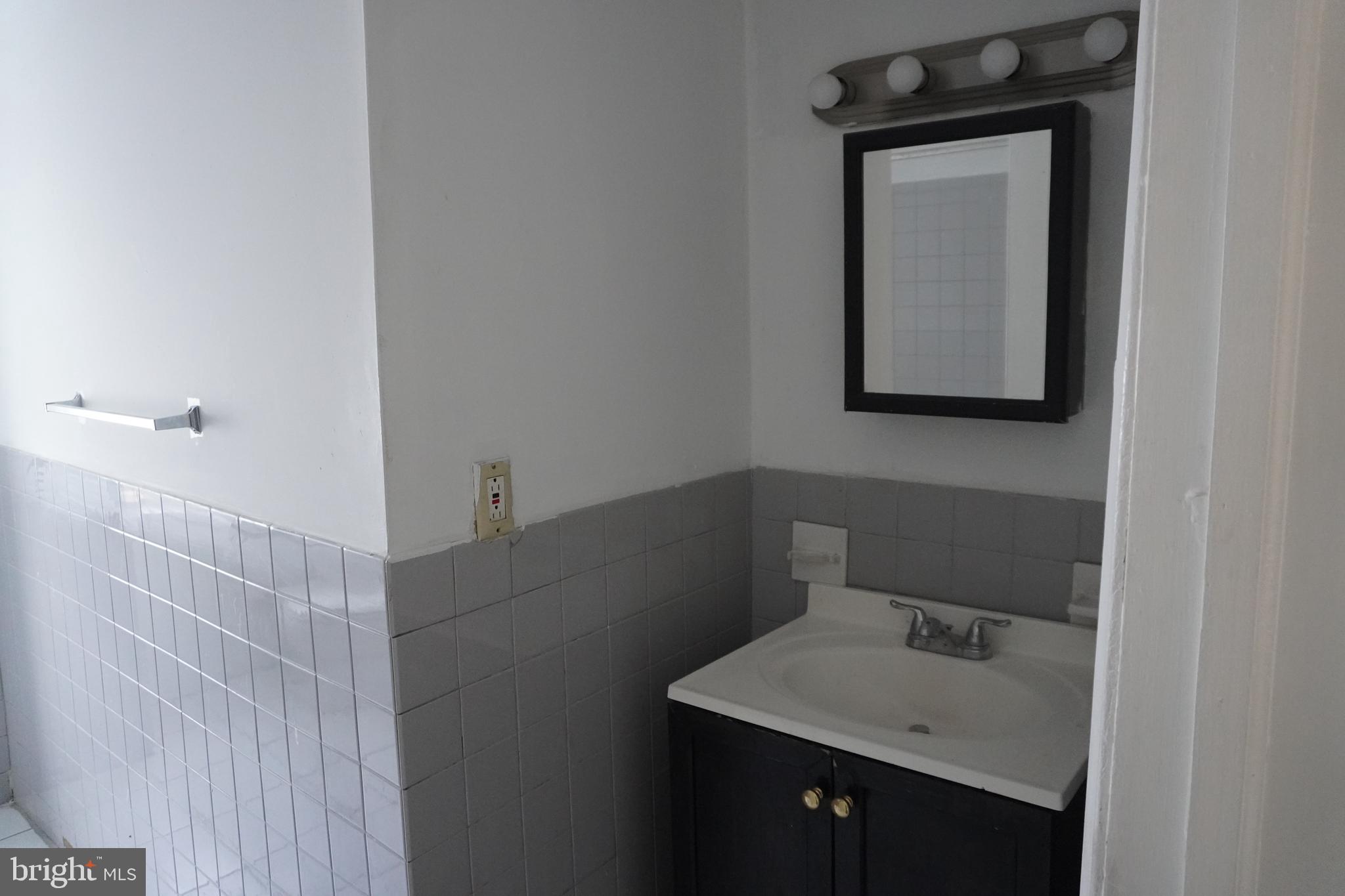 122 W SHARPNACK ST #3