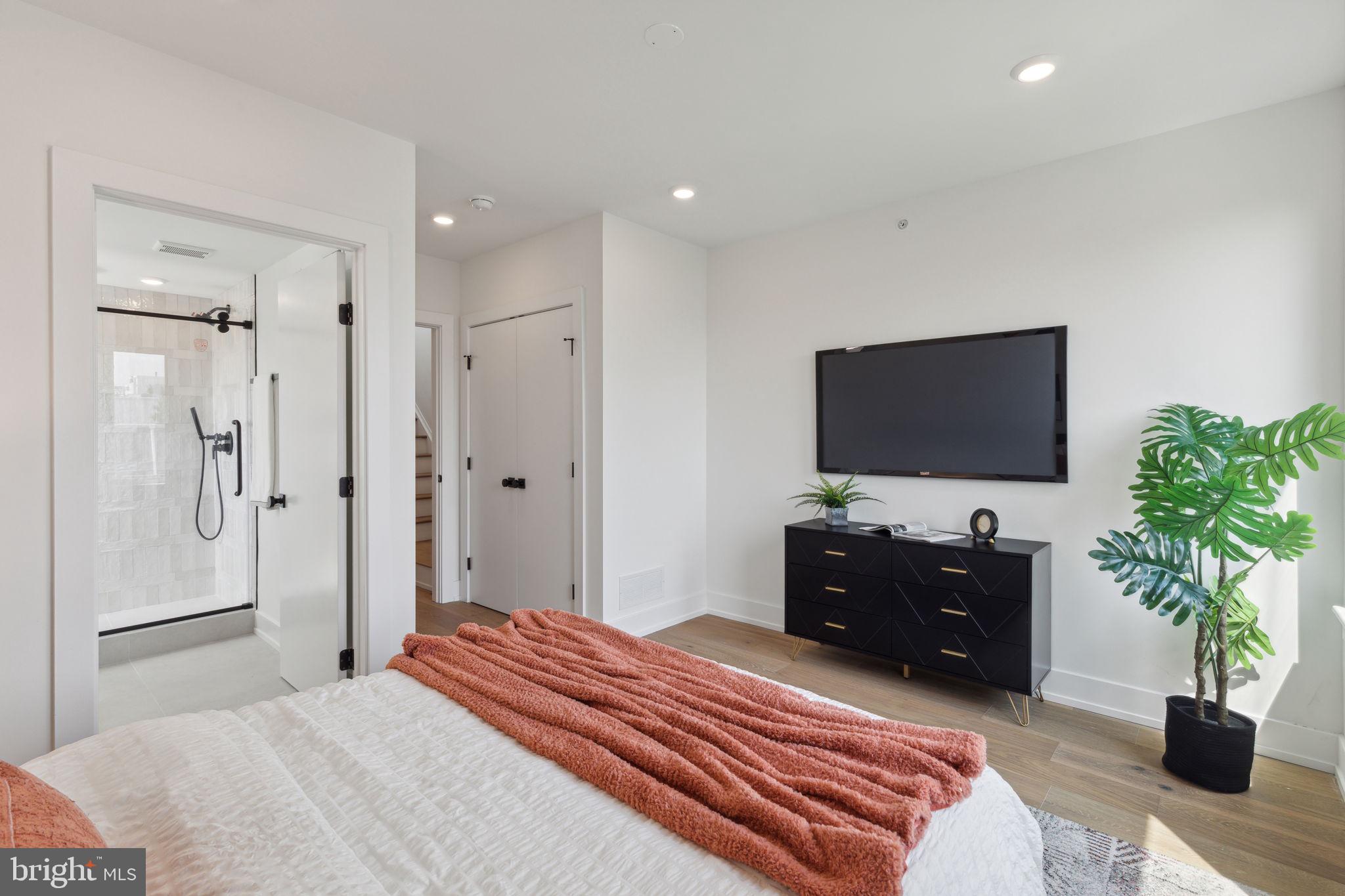 2035 Waverly St #Penthouse