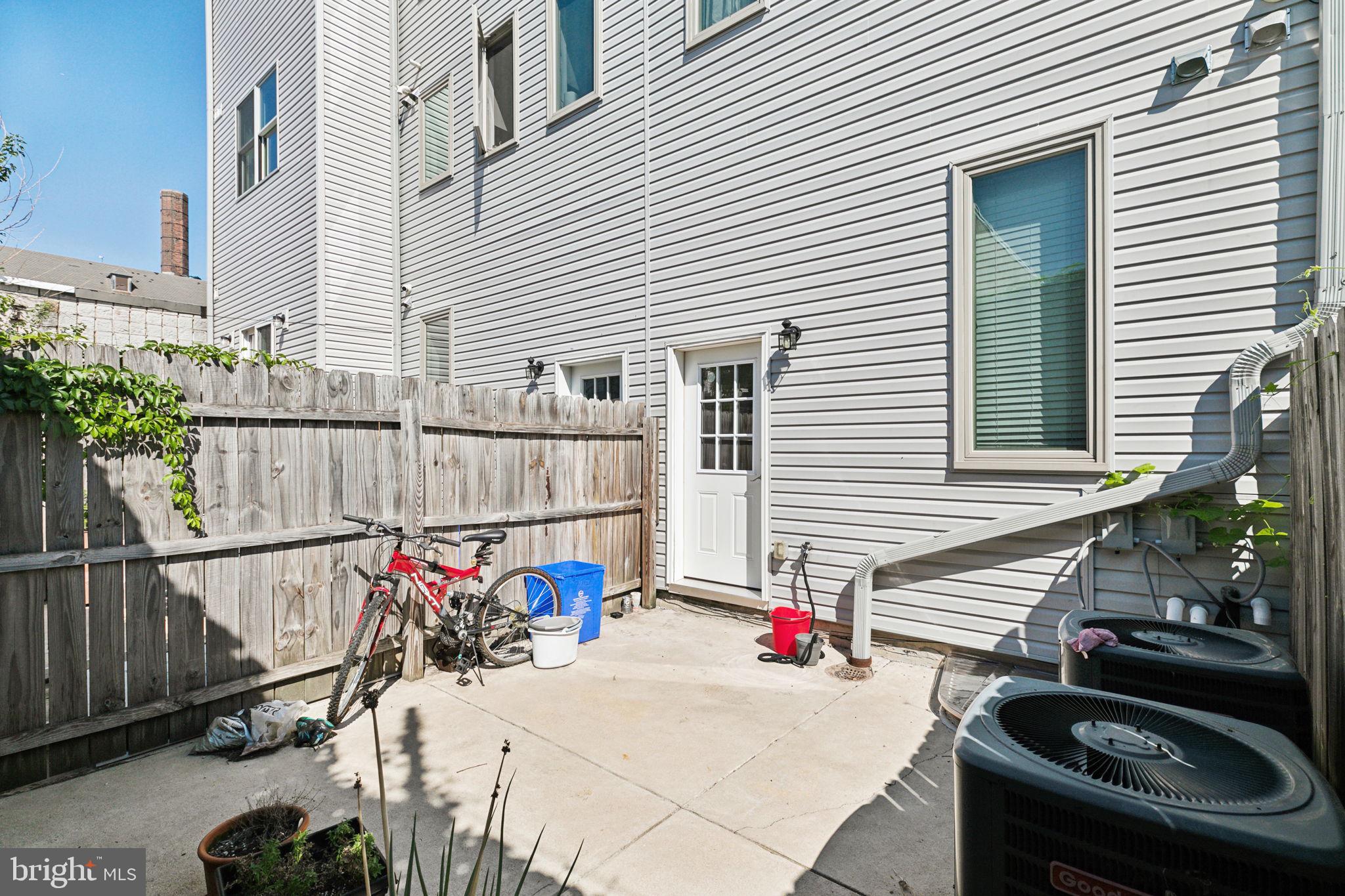 728 Daly St
