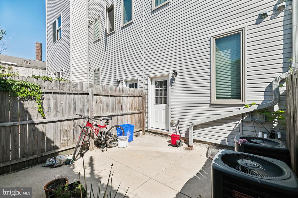 728 Daly St