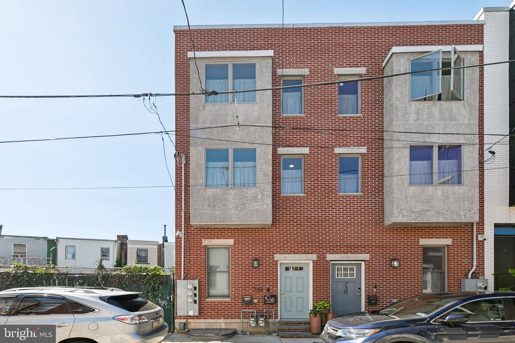 728 Daly St