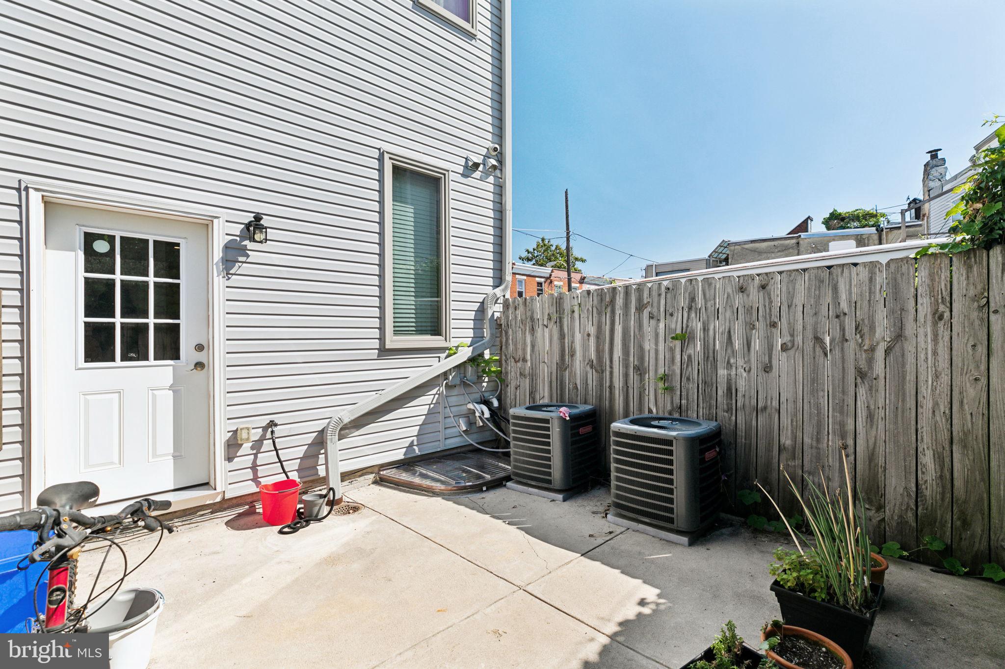 728 Daly St
